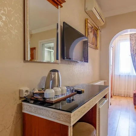 Big Apple And Hostel *